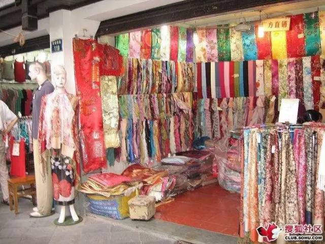 2017蘇杭絲綢服裝（郟縣）博覽會盛大開幕 3000條真絲圍巾免費送，針紡織品精品匯聚
